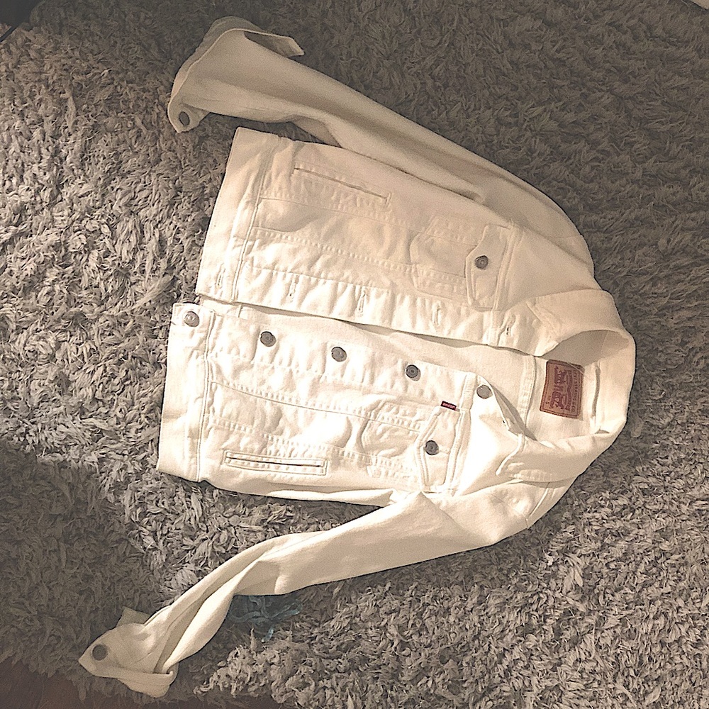 Levi’s denim/jean/trucker jacket!